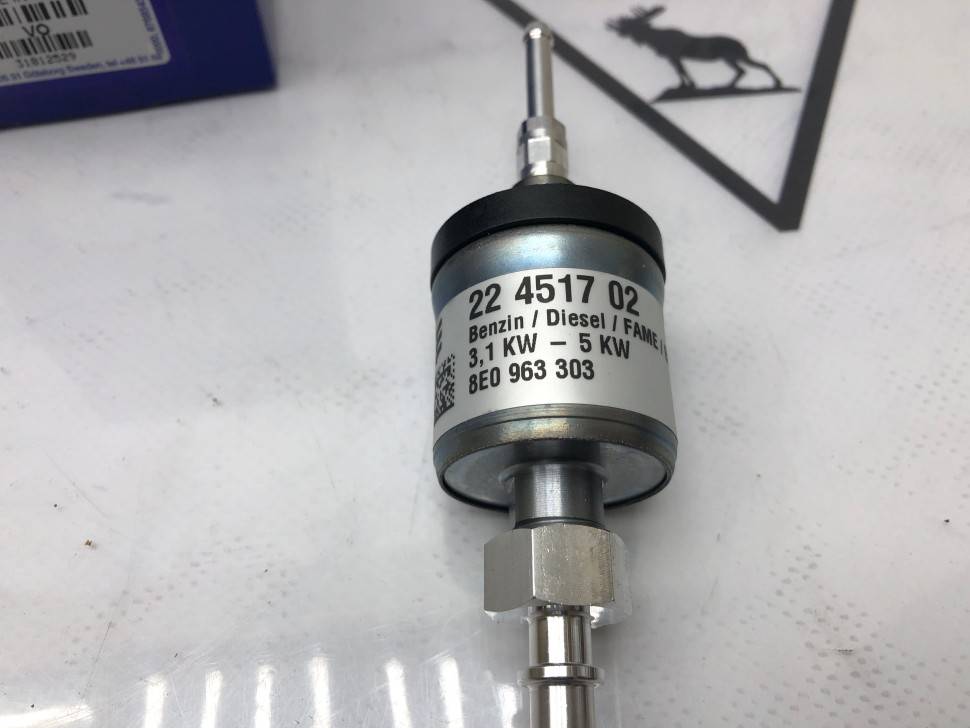 Топливный насос паркового отопителя Volvo S60, S80, V70 II, XC70, XC90 \\ VOLVO Original 31812529