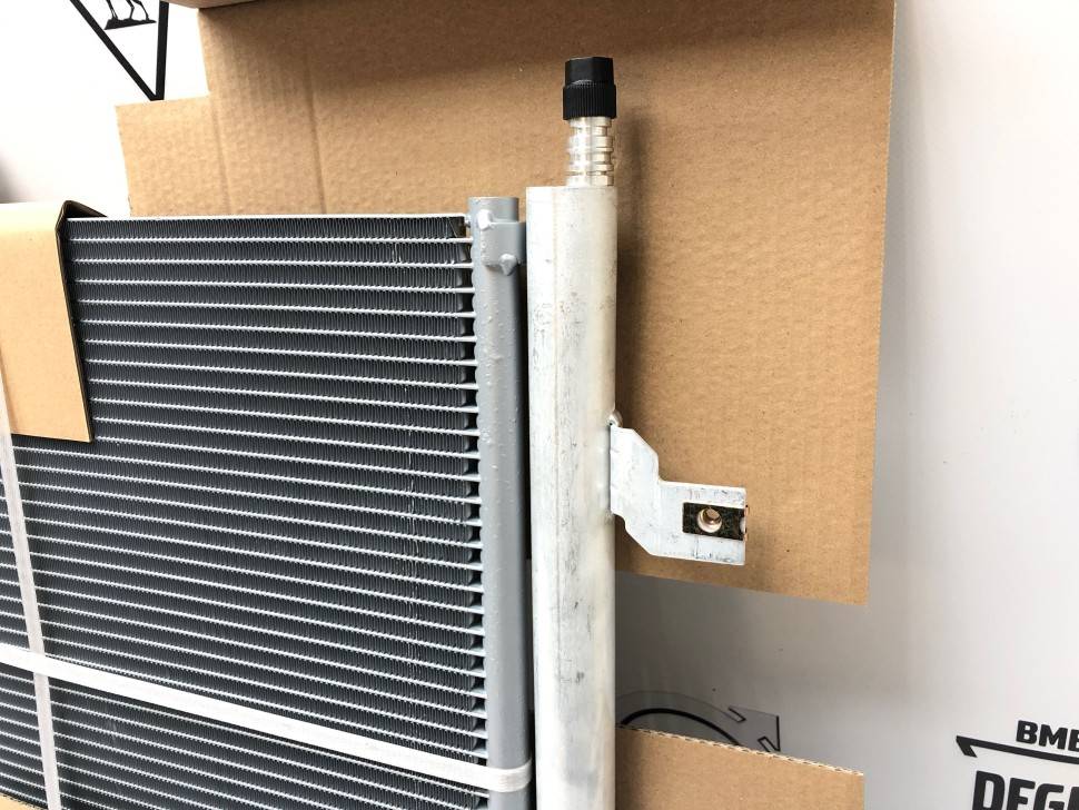 Радиатор кондиционера Volvo S60, S80, V70 II, XC70 \\ GParts VO31267200