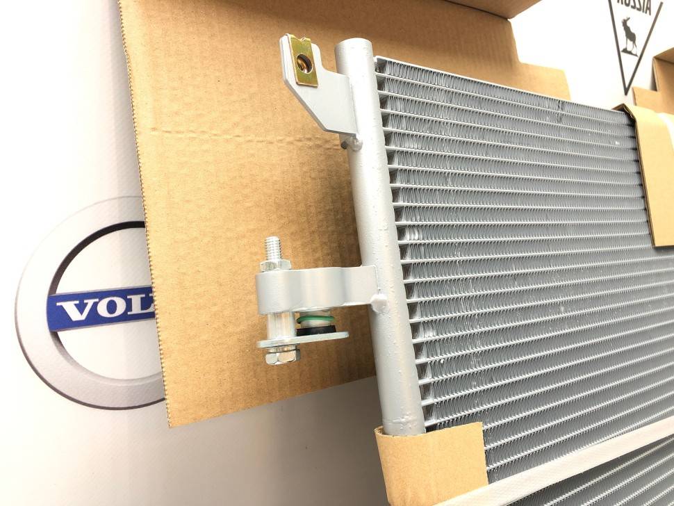 Радиатор кондиционера Volvo S60, S80, V70 II, XC70 \\ GParts VO31267200