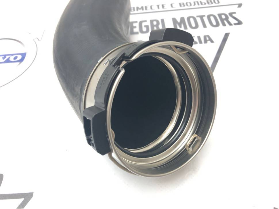 Патрубок турбокомпрессора на дроссель ​Volvo S60 II, S60 III, S60CC, V60, S80 II, S90 II, V90 II, V40, V40CC, V60 II, V60CC II, V60CC, V70 III, V90CC, XC60 II, XC60, XC90 II \\ GATES 09-0865