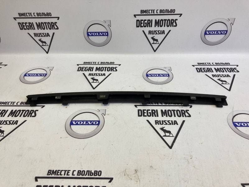 Центральный спойлер переднего бампера Volvo XC90 II \\ 2016-2019 \\ SWParts SW31383802