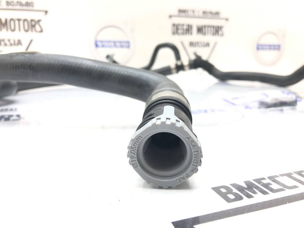 Шланг от бачка на двигатель и отопитель Вольво S40 II, V50, C30 \\ 4 цилиндра \\ VOLVO Original 31368045