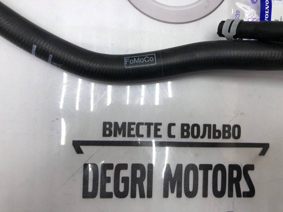 Шланг от бачка на двигатель и отопитель Вольво S40 II, V50, C30 \\ 4 цилиндра \\ VOLVO Original 31368045
