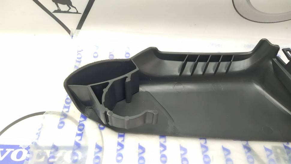 Панель боковая сидения переднего левого VOLVO S60, S80 (-06) \\ VOLVO Original 9196011 \\ VOLVO Original 9196011