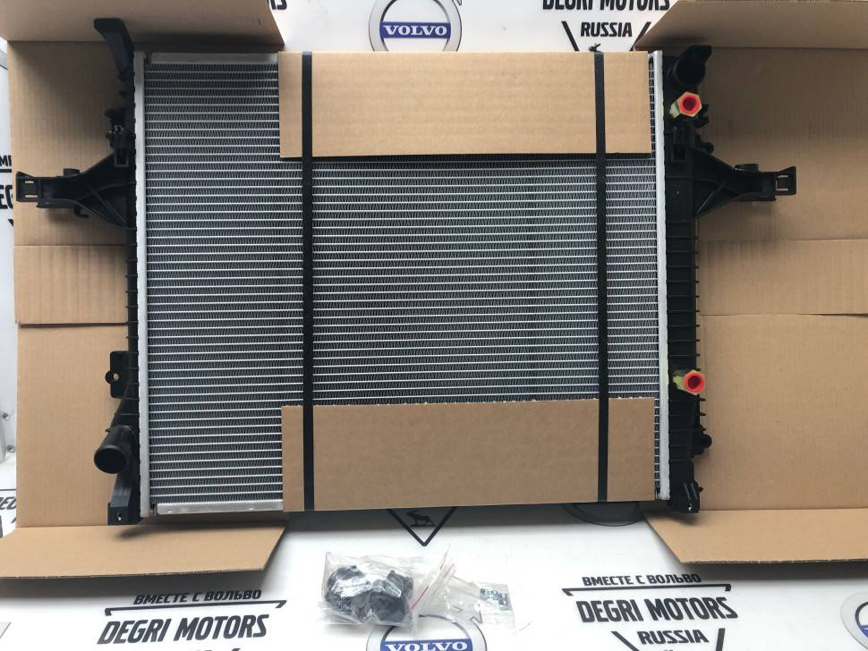 Радиатор охлаждения \\ VOLVO XC90 \\ 2002-2013 \\ NISSENS Дания 65613A