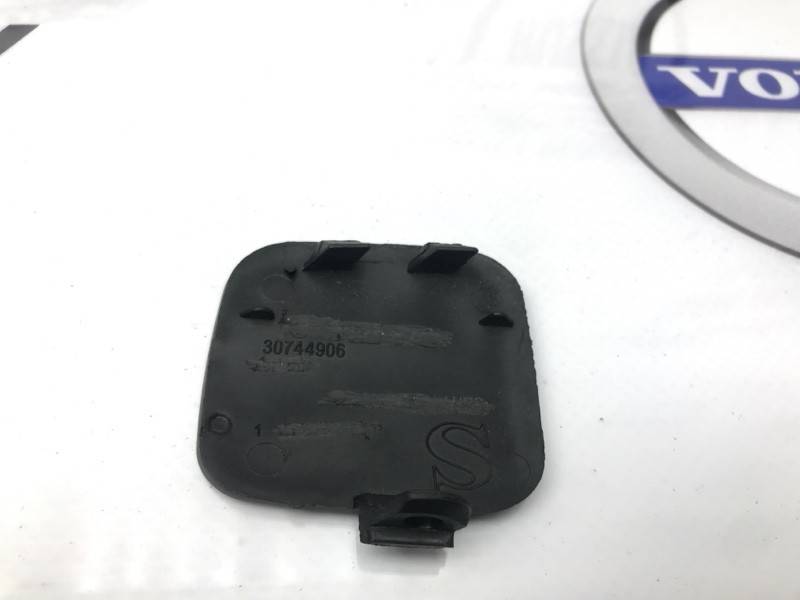 Заглушка буксировочной петли переднего бампера Вольво S40 II \\ SWParts SW39886277