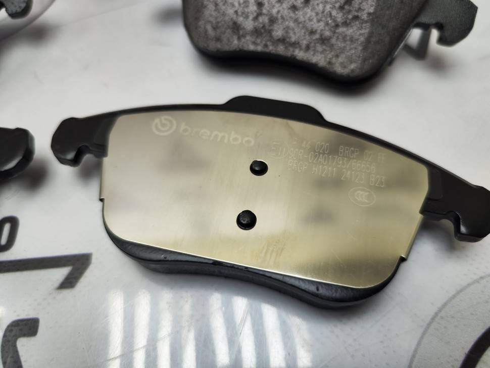 Тормозные колодки передние 16&#039;&#039; VOLVO S80 II, XC70 II, S60 II \\ 300 мм \\ BREMBO P44020