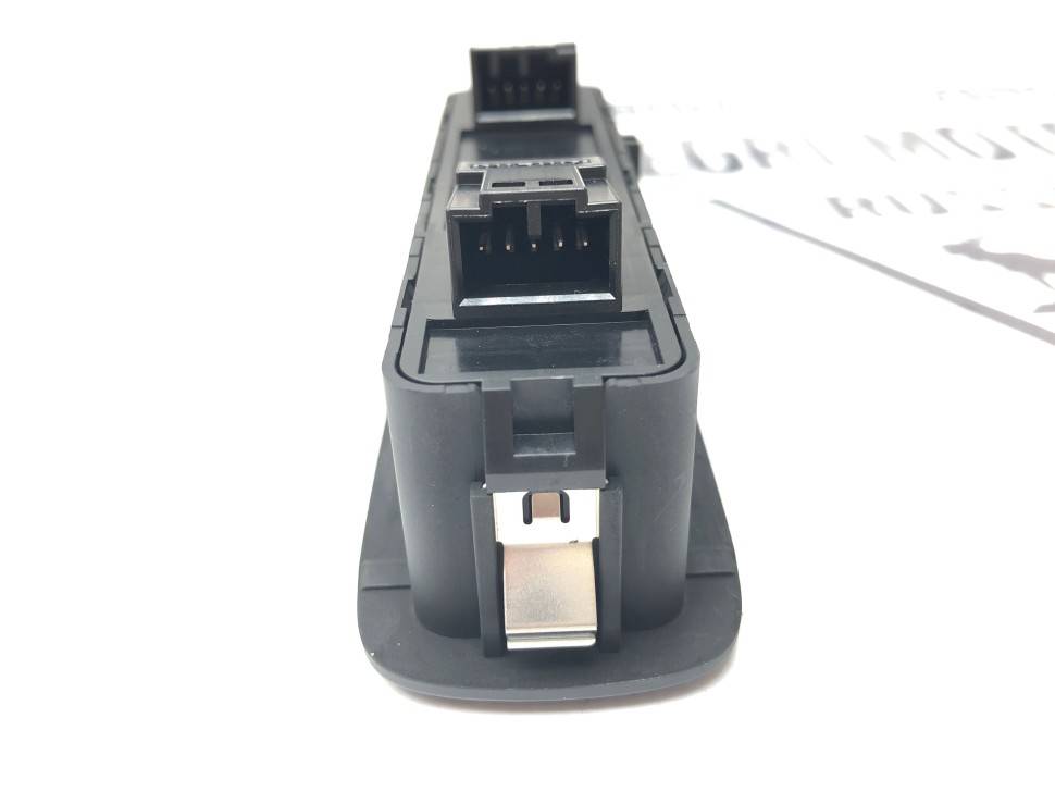 Кнопка управляющая буксирного крюка (+складывание сидений) VOLVO V90, XC60 II (18-) \\ VOLVO Original 31453060