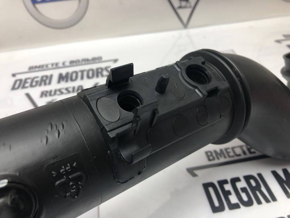 Патрубок турбонаддува ​Volvo S60, V70 II, XC70 \\ VOLVO Original 31101214