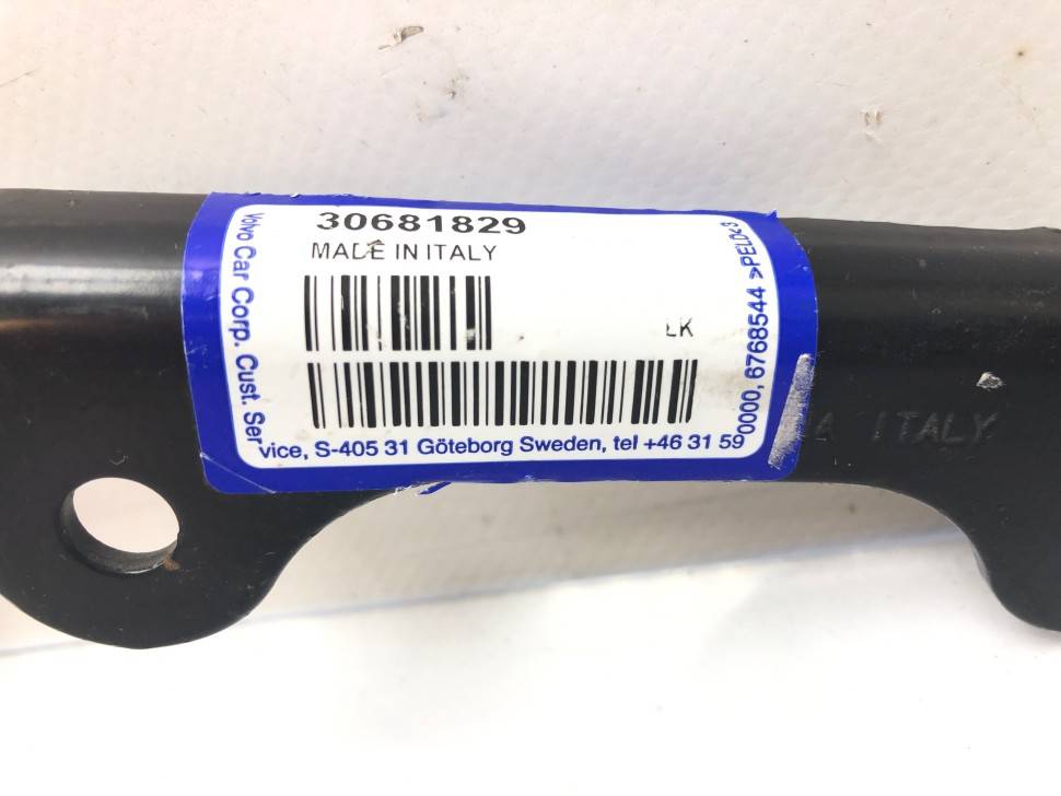 Кронштейн трубы глушителя S60 II, S80 II, XC70 II, XC60 \\ VOLVO Original 30681829