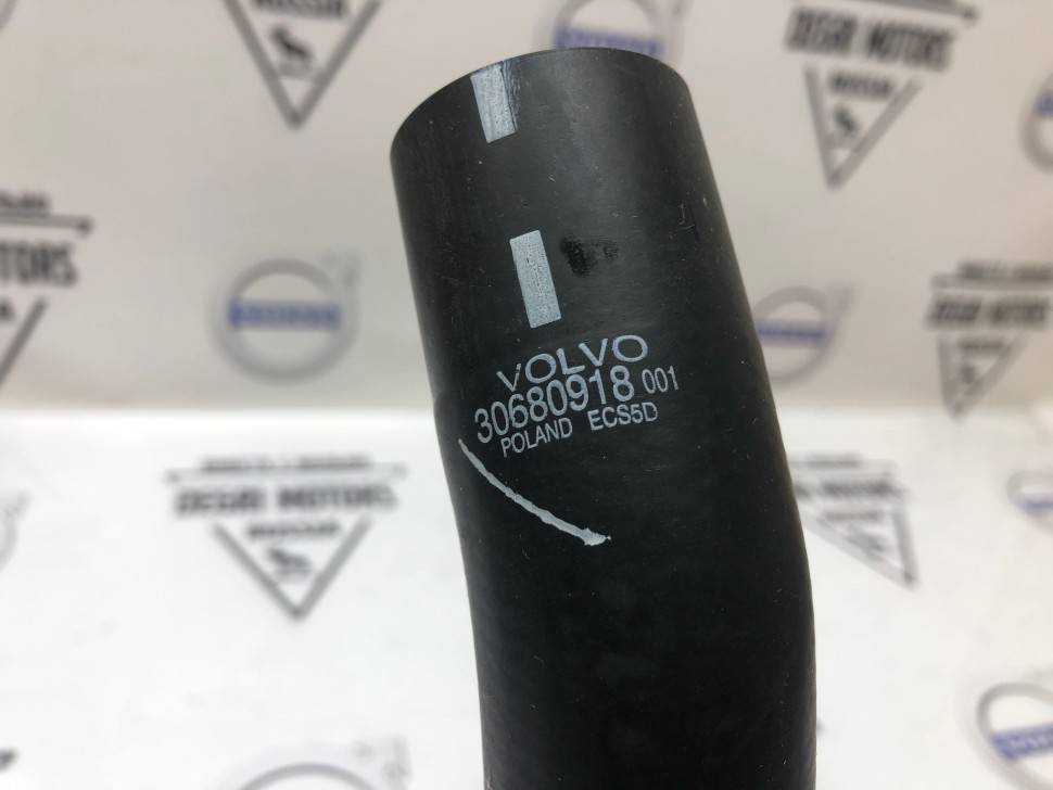 Патрубок радиатора нижний Volvo S60, V70 II, XC70 // Volvo Original 30680918