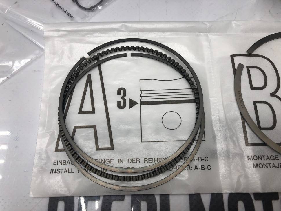 Поршень комплект O.S 0.40 B5254T2 Вольво S40 II, S60, S80, S80 II, XC70, XC90 \\ VOLVO Original 30731511