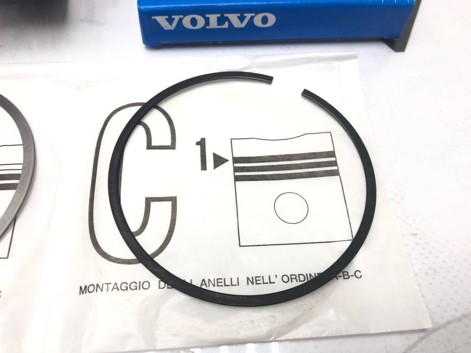 Поршень комплект O.S 0.40 B5254T2 Вольво S40 II, S60, S80, S80 II, XC70, XC90 \\ VOLVO Original 30731511