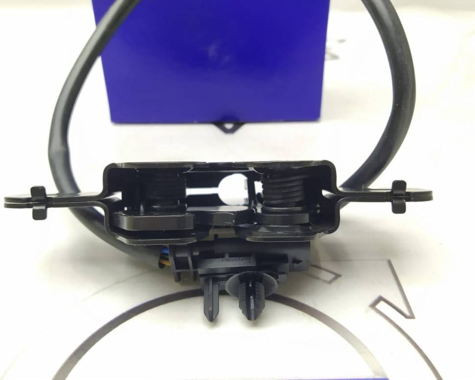 Замок капота правый VOLVO S80 II, XC70 II \\ VOLVO Original 31425845