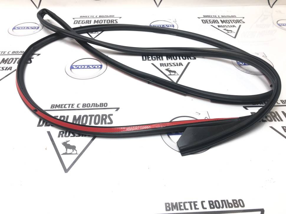 Уплотнительная резинка передней правой двери Volvo S60, V70 II, XC70 \\ VOLVO Original 8663774