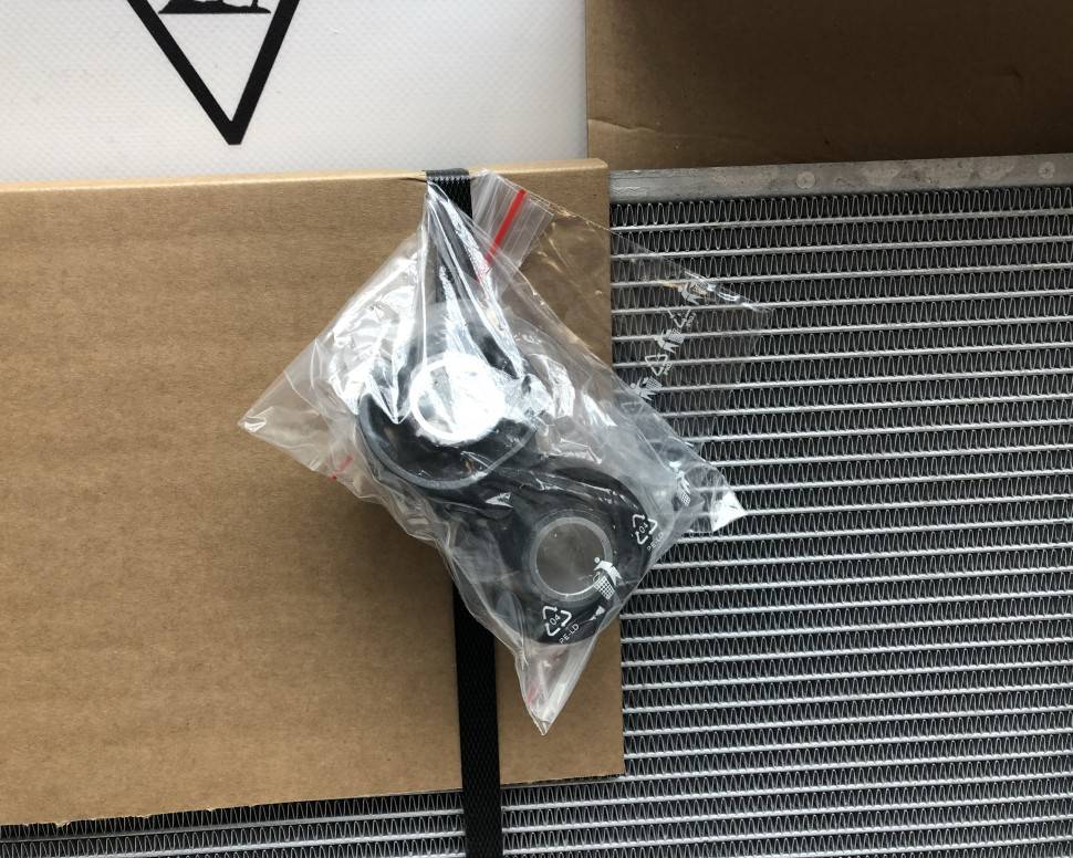 Радиатор охлаждения VOLVO S60, S80, V70, XC70 \\ КПП автомат, механика \\ Nissens (Дания) 65553A