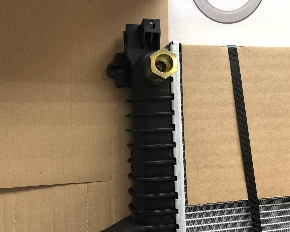 Радиатор охлаждения VOLVO S60, S80, V70, XC70 \\ КПП автомат, механика \\ Nissens (Дания) 65553A