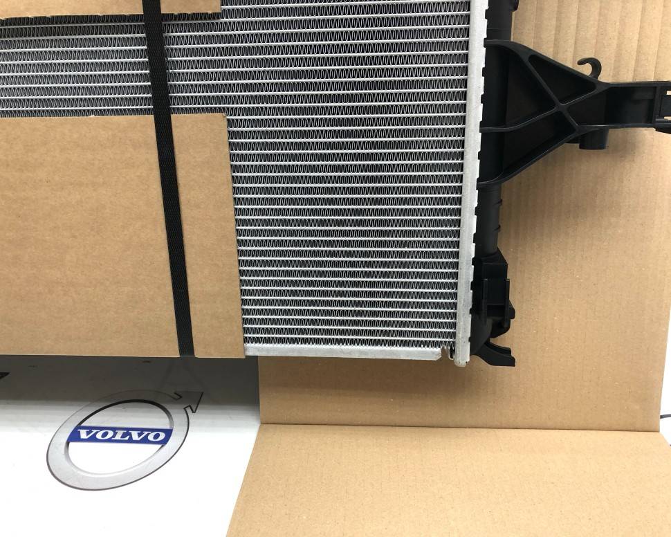 Радиатор охлаждения VOLVO S60, S80, V70, XC70 \\ КПП автомат, механика \\ Nissens (Дания) 65553A