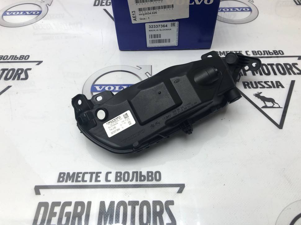 Передний протифотуманный фонарь левый VOLVO \\ VOLVO 32337364