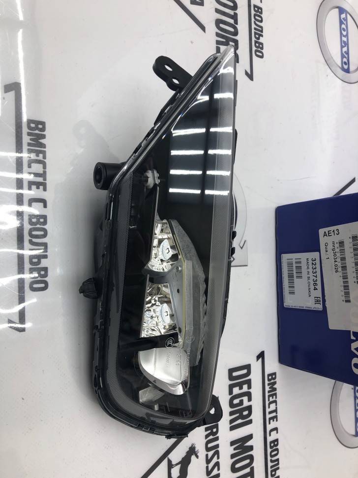 Передний протифотуманный фонарь левый VOLVO \\ VOLVO 32337364