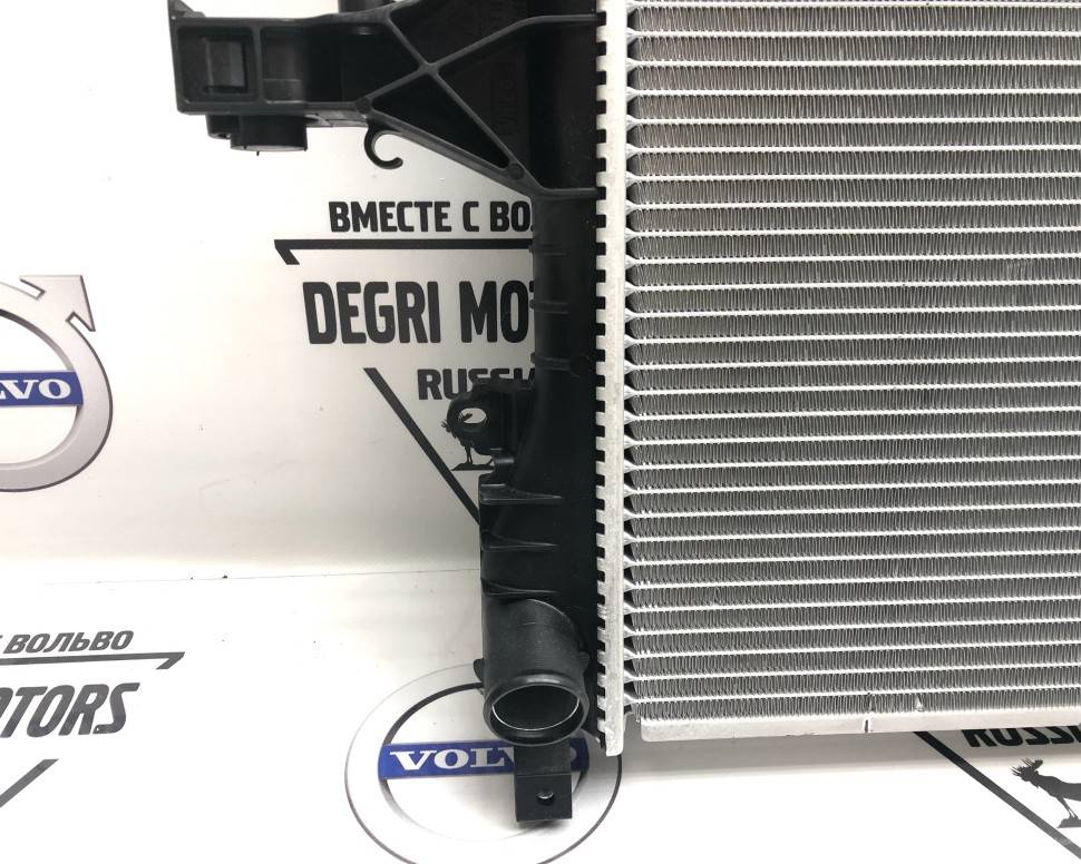 Радиатор охлаждения VOLVO S60, S80, V70, XC70 \\ КПП автомат, механика \\ VOLVO (Original) 31319056