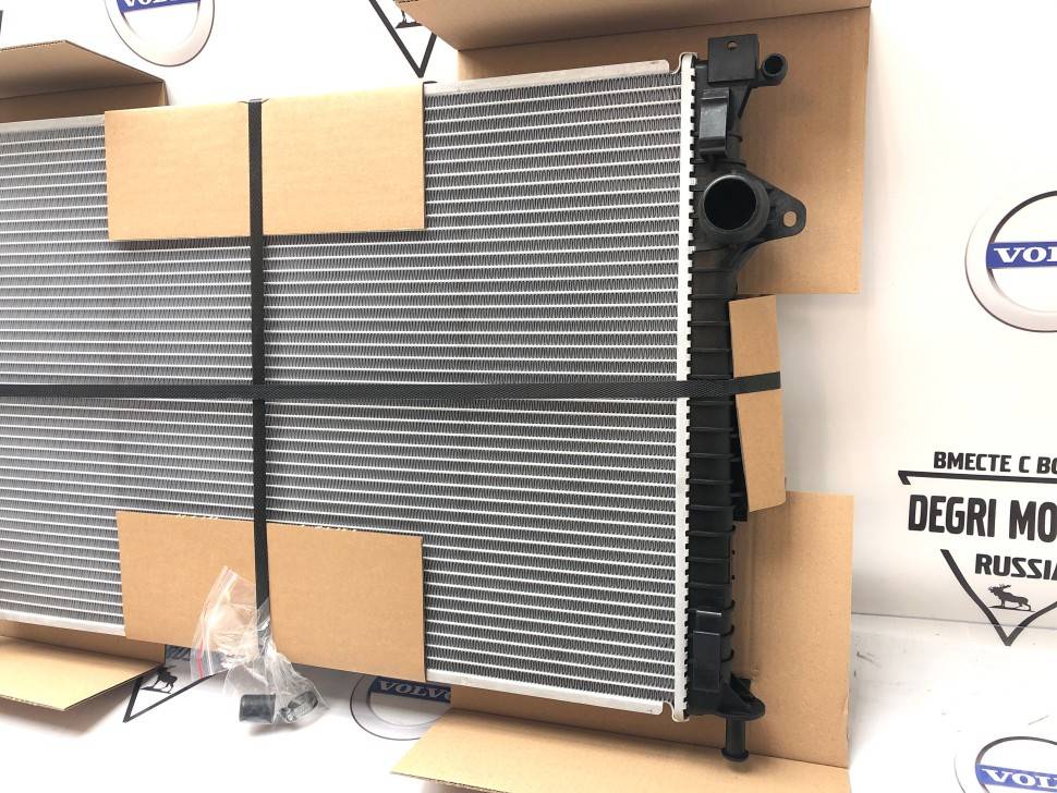 Радиатор охлаждения VOLVO VOLVO S80 II, S60 II, ХС70 II, XC60, V60 \\ автомат \\ Nissens 65615A