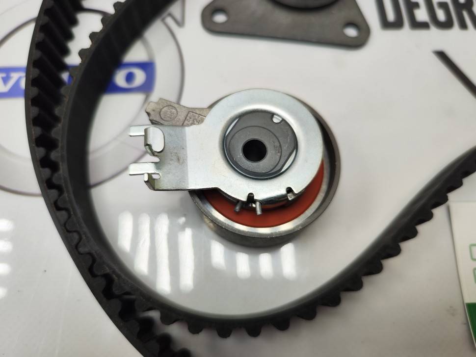 Ремонтный комплект ГРМ 5 цилиндров VOLVO S60, S80, V70 II, XC70, XC90 \\ до 2005 года \\ INA 530 0063 10