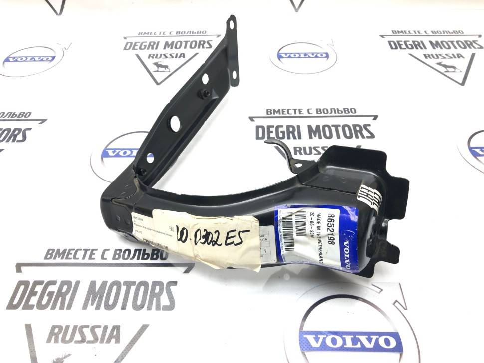 Рамка фары правой \\ VOLVO S60, V70 II, XC70 \\ VOLVO (Original) 8652198