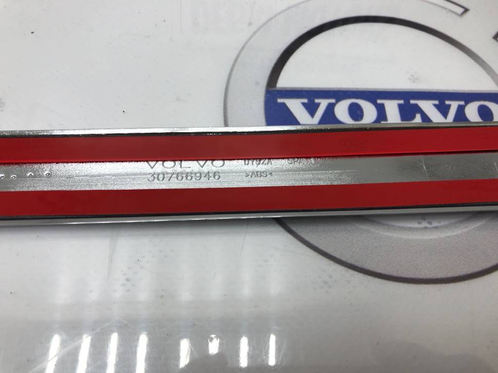 Молдинг двери передней правой (нижний хром) Вольво S80 II, S80L \\ VOLVO Original 30766946