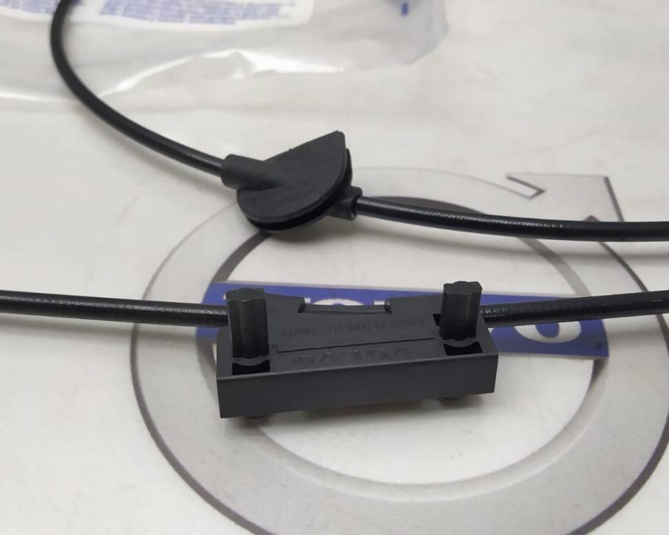 Трос капота \\ VOLVO S80 II, XC70 II, V70 III \\ VOLVO (Original) 30671768