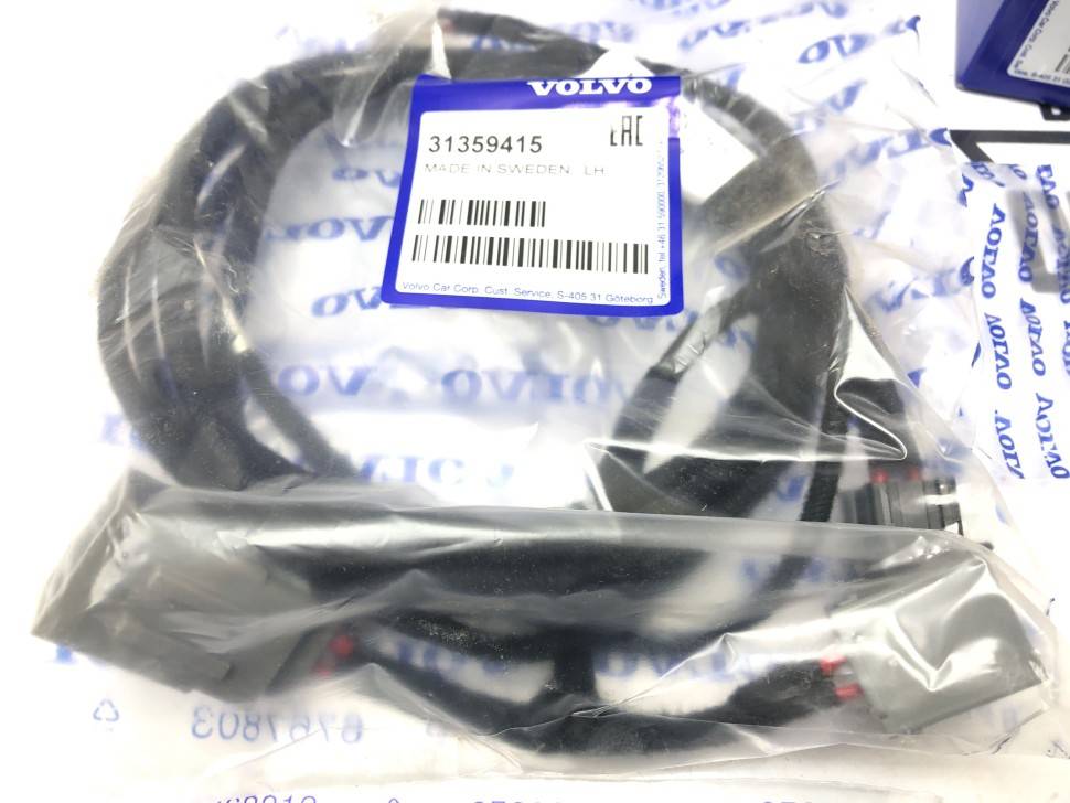 Розетка 12V комплект для установки в багажнике Volvo XC60, XC70 II, V70 III, S80 II \\ VOLVO Original 31435603