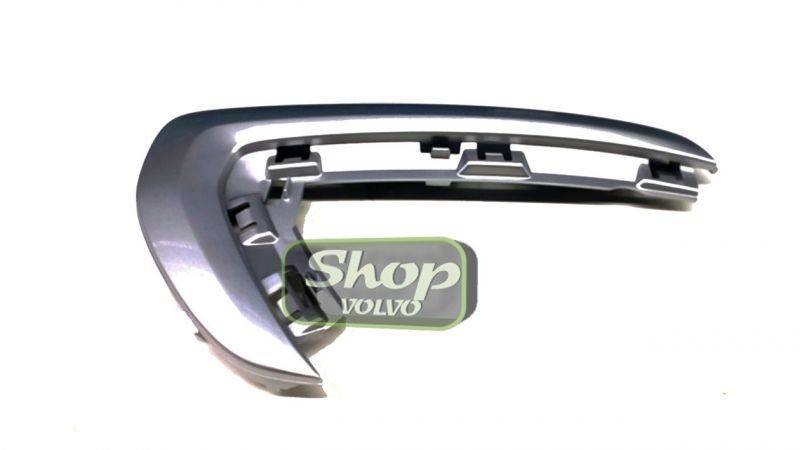 Декоративная рамка левой противотуманки Вольво XC70 II с 2014 года.jpg