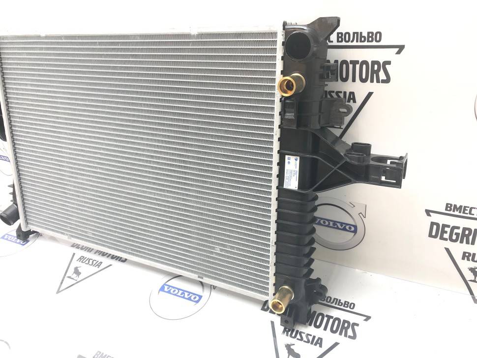 Радиатор охлаждения VOLVO S60, S80, V70 II, XC70 \\ LUZAR LRc 10156