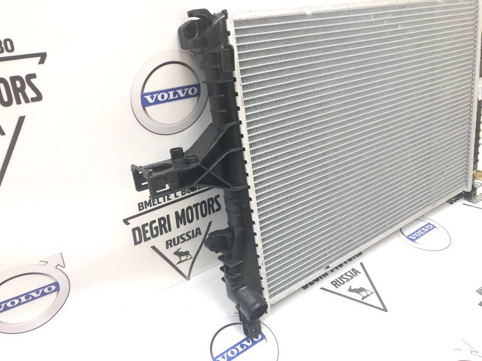 Радиатор охлаждения VOLVO S60, S80, V70 II, XC70 \\ LUZAR LRc 10156