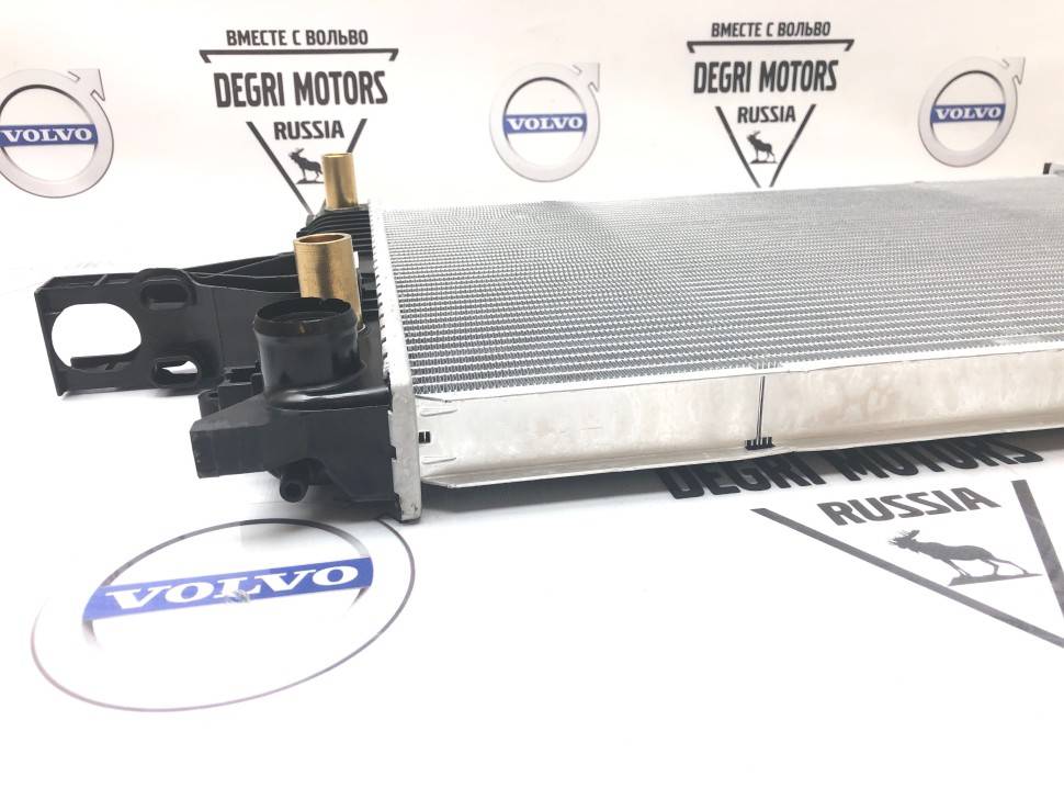 Радиатор охлаждения VOLVO S60, S80, V70 II, XC70 \\ LUZAR LRc 10156