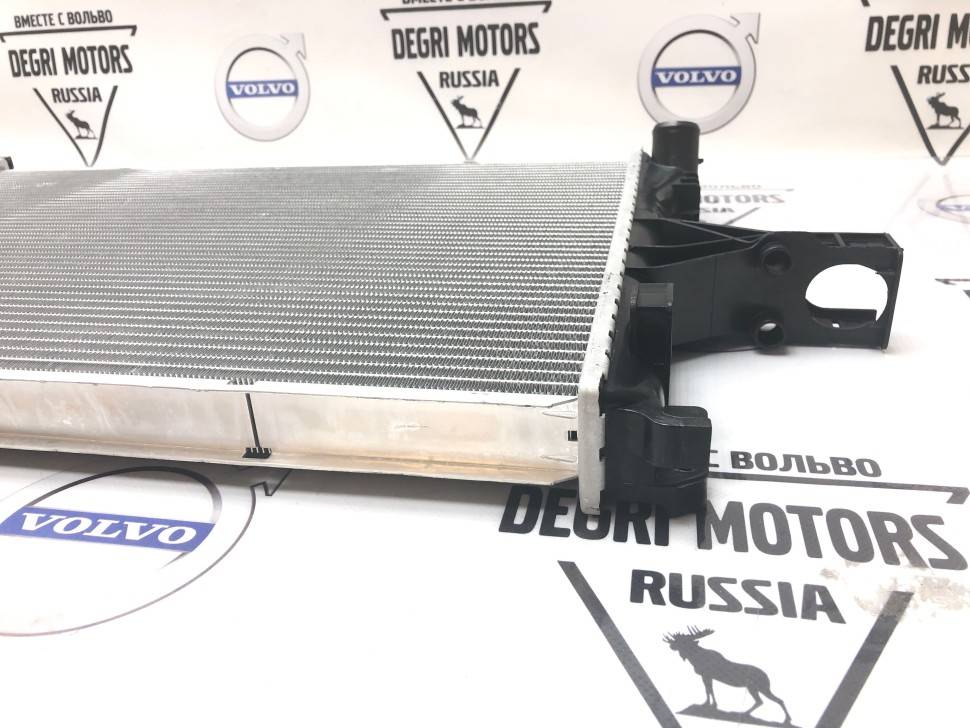 Радиатор охлаждения VOLVO S60, S80, V70 II, XC70 \\ LUZAR LRc 10156