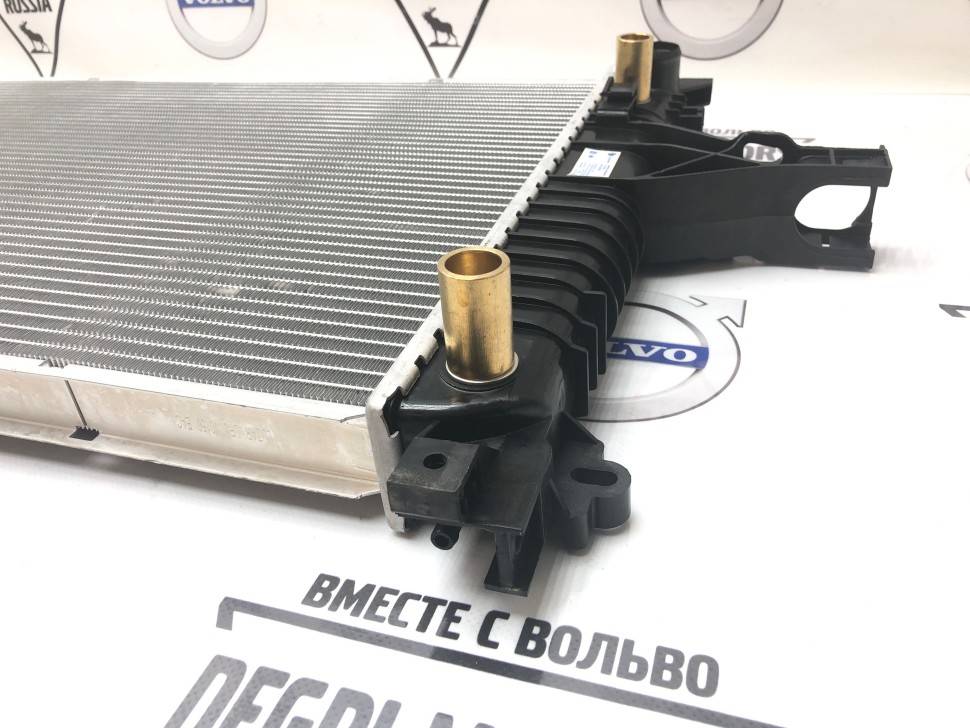 Радиатор охлаждения VOLVO S60, S80, V70 II, XC70 \\ LUZAR LRc 10156