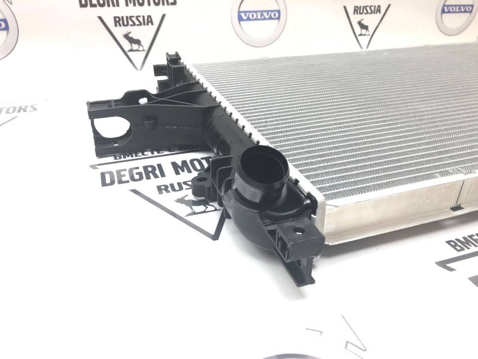 Радиатор охлаждения VOLVO S60, S80, V70 II, XC70 \\ LUZAR LRc 10156