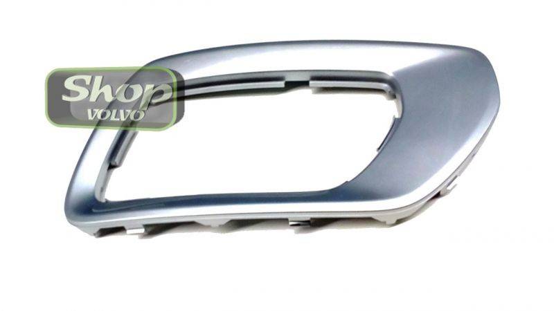 Рамка решетки противотуманной фары, правая Вольво XC70.jpg