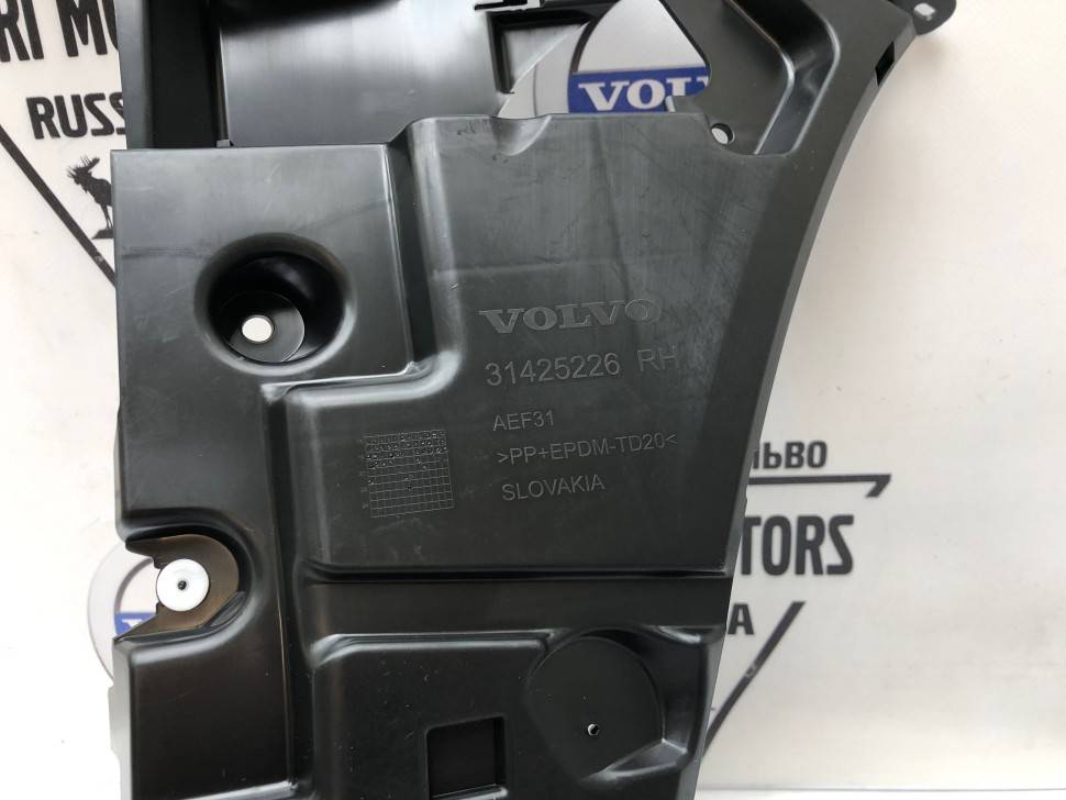 Кронштейн заднего бампера правый Volvo XC60 II \\ VOLVO Original 31425224