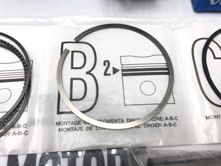 Поршень комплект O.S 0.40 B5254T2 Вольво S40 II, S60, S80, S80 II, XC70, XC90 \\ VOLVO Original 30731511