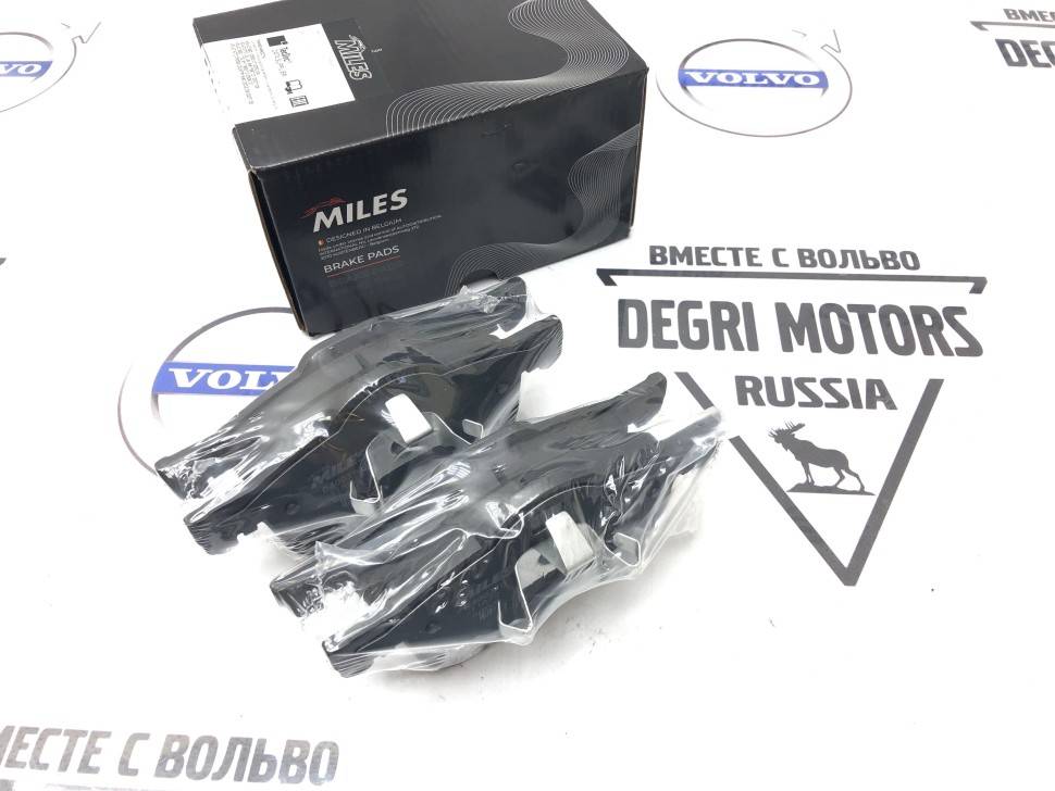 Тормозные колодки передние VOLVO S60, S80, V70 II, XC70 \\ Miles E400310