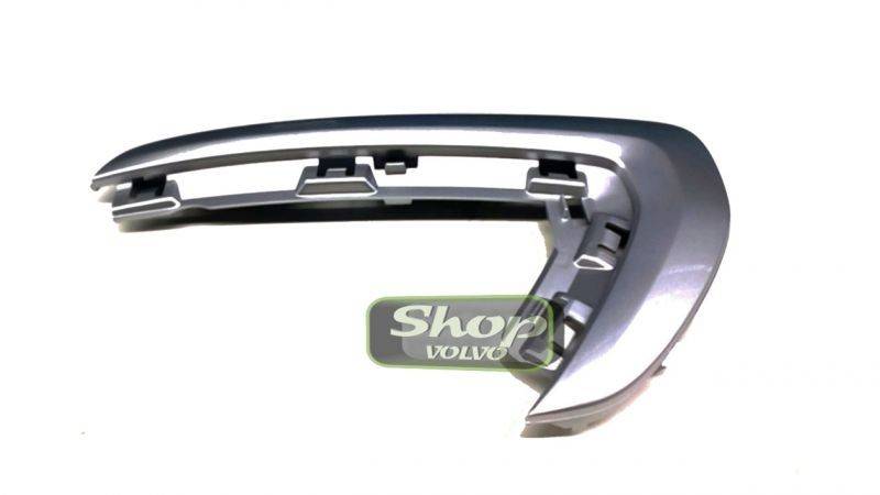 Декоративная рамка правой противотуманки Вольво XC70 II с 2014 года.jpg