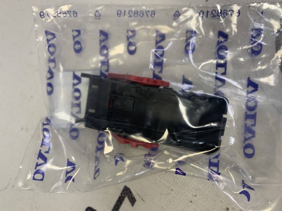 Корпус разъема моторного жгута для Вольво \\ VOLVO Original 8690910