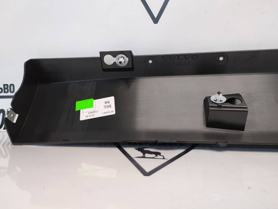 Накладка порога правого Volvo XC60 II \\ VOLVO Original 31420623