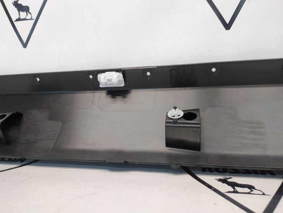 Накладка порога правого Volvo XC60 II \\ VOLVO Original 31420623