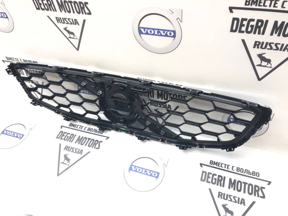 Решётка радиатора декоративная Вольво C30 (2010-2013) \\ VOLVO (Original) 31290845