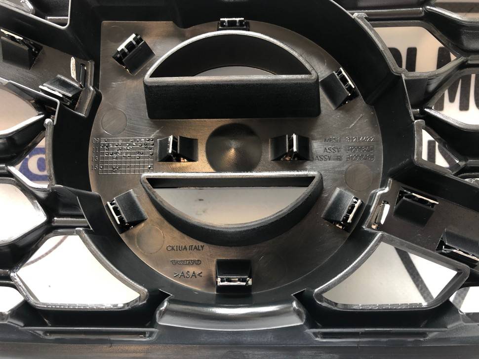 Решётка радиатора декоративная Вольво C30 (2010-2013) \\ VOLVO (Original) 31290845