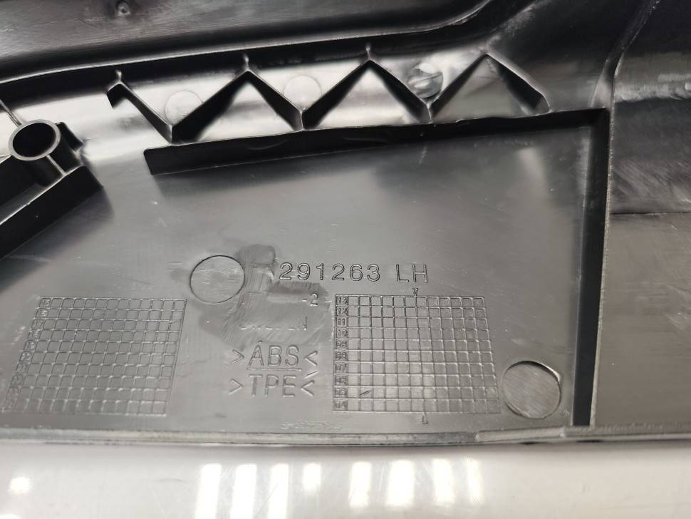 Боковая крышка переднего левого сиденья VOLVO S60, S80, XC70, XC90 \\ под электроуправление \\ SW Parts SW39802011