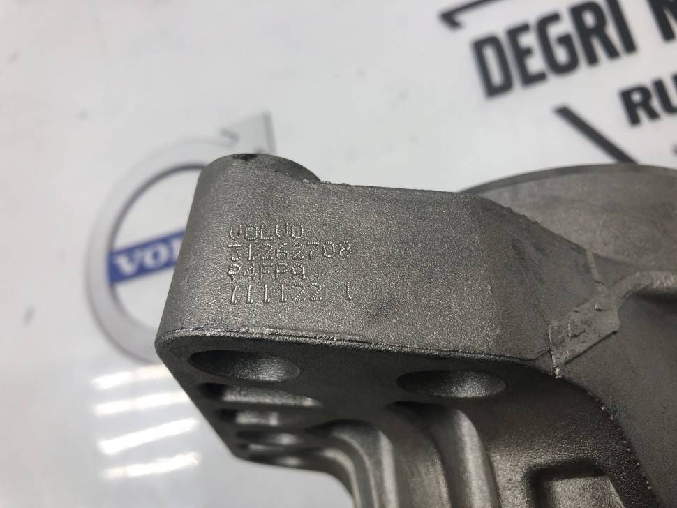 Опора двигателя правая ​Вольво S60 II, V60, S80 II, V70 III, XC60​ \\ VOLVO Original 31262708